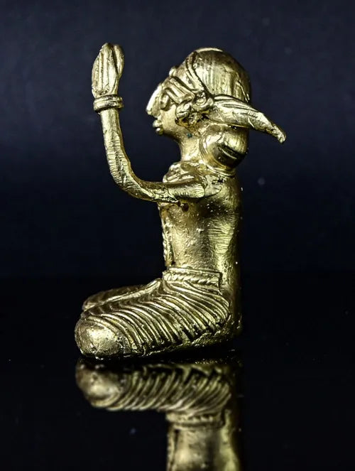 Bengal Dokra Adivasi Girl with Mirror & Comb in Hands – 1