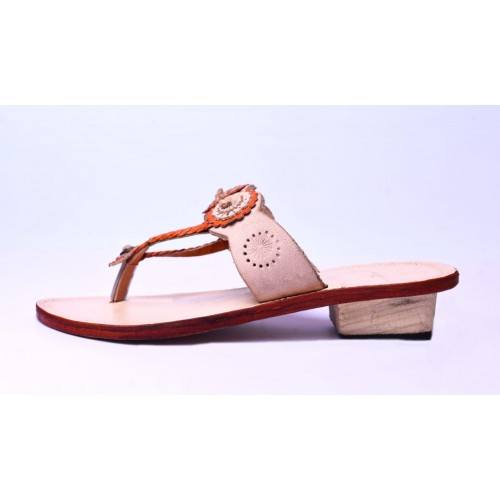 Traditional Handicraft Trendy Look Kolhapuri Chappals Design In Pleasant Peach Colour For Women