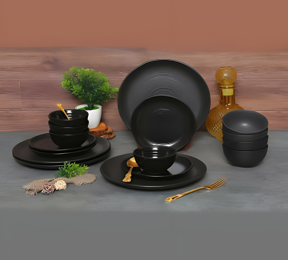 Dinner Set of 16 Pieces in Black Matt