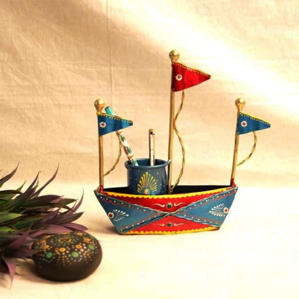 Iron Painted Boat Pen Stand